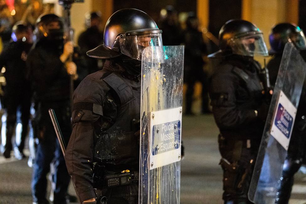 Los Mossos impiden enfrentamientos entre independentistas y ultras en Barcelona