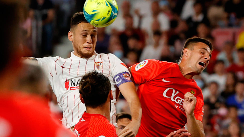 Lucas Ocampos cabecea un balón ante Martin Valjent durante el Sevilla - Mallorca. EFE