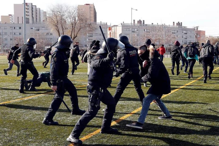 Efectivos de los mossos desquadra cargan contra los manifestantes que han intentado boicotear un acto de Vox