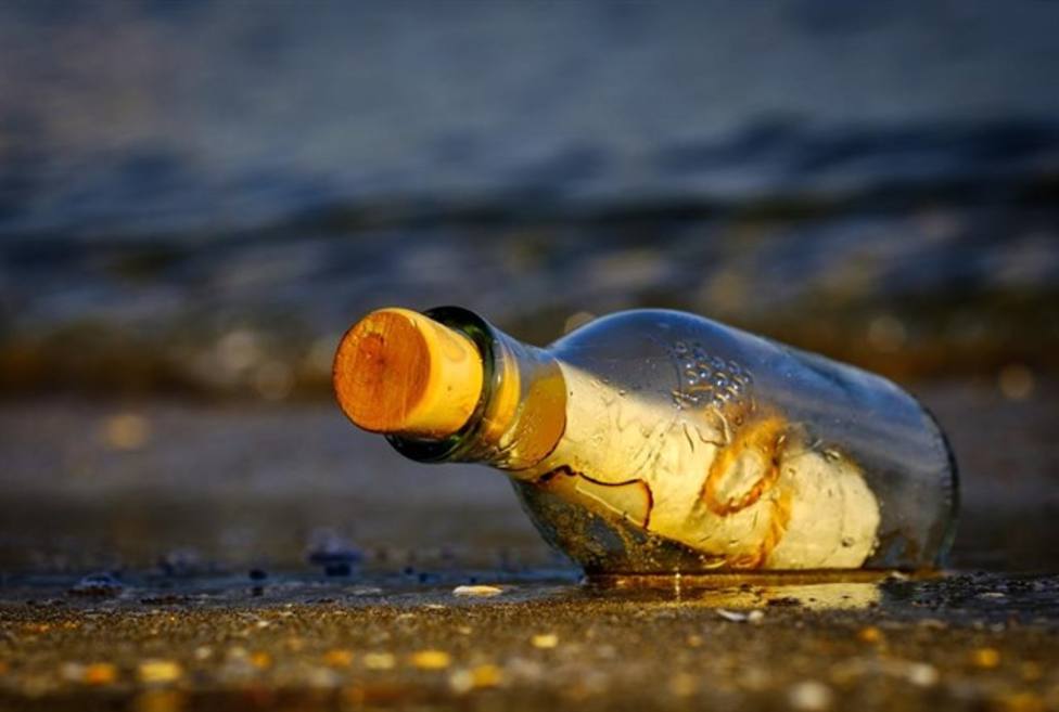 El hombre que lanzó una botella al mar y, tras 47 años, la ha recuperado