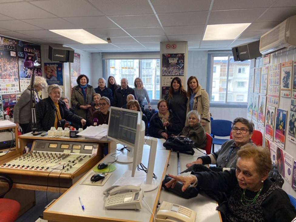 Los del Centro Intergeneracional de A Farixa en Cope Ourense del Día Mundial de la Radio - Ourense - COPE