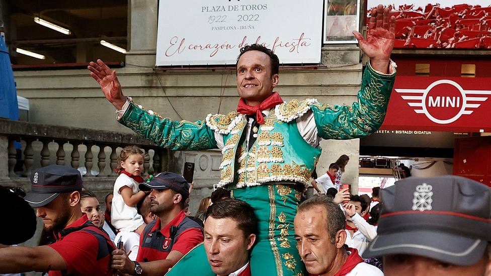Antonio Ferrera en su salida a hombros este jueves de la plaza de toros de Pamplona