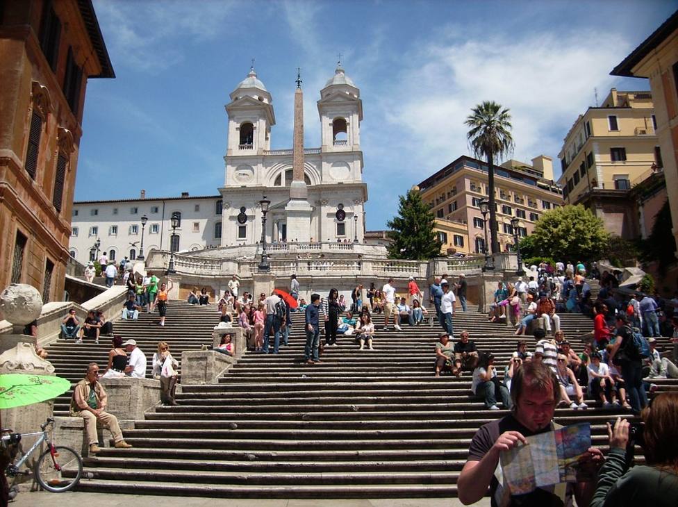 Una nueva normativa del Ayuntamiento de Roma prohibirá sentarse en las escalinatas de la Plaza de España