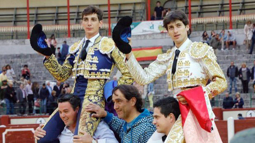Marcos y Antonio Grande en su salida a hombros este martes en Valladolid