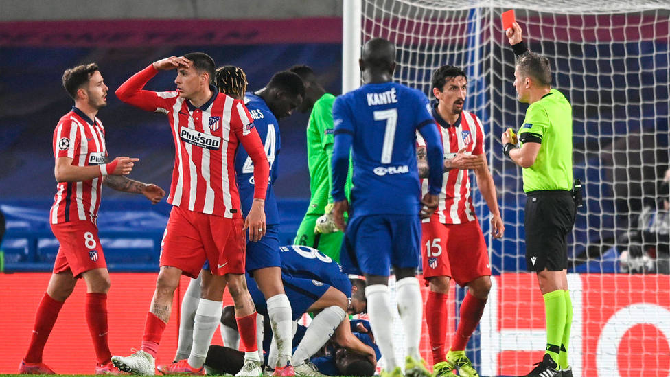 Stefan Savic vio la roja directa por un codazo en el minuto 82 del Chelsea - Atlético de Madrid
