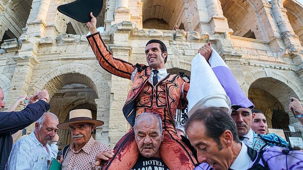 Emilio de Justo en su salida a hombros este año en el Coliseo de Arles