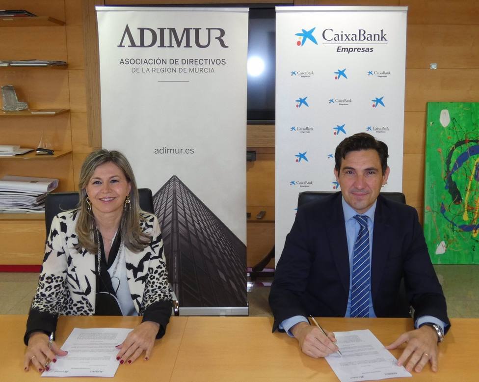 El presidente de ADIMUR, Antonio LÃ³pez, y la directora territorial de CaixaBank en Murcia, Olga GarcÃ­a, firman una colaboraciÃ³n de patrocinio para desarrollar diversas actividades entre sus asociados