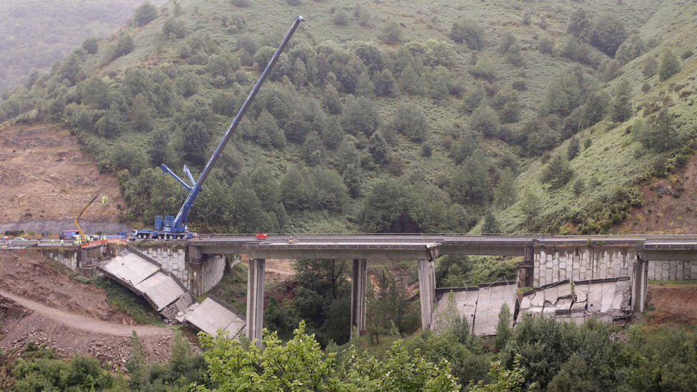Operarios y grúas trabajan durante el desmontaje del viaducto de la A-6