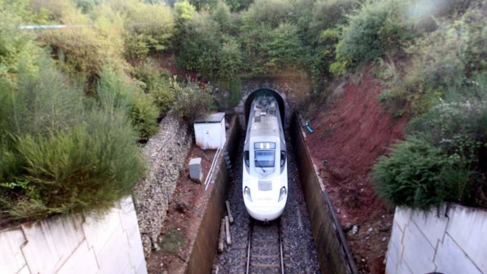 Un tren cubre la línea entre Lugo y Monforte