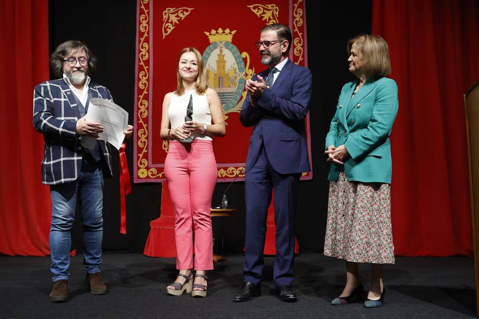 Francisco X. González, Érika Reija, Ángel Mato y Julia Díaz entregando el premio - FOTO: Concello de Ferrol