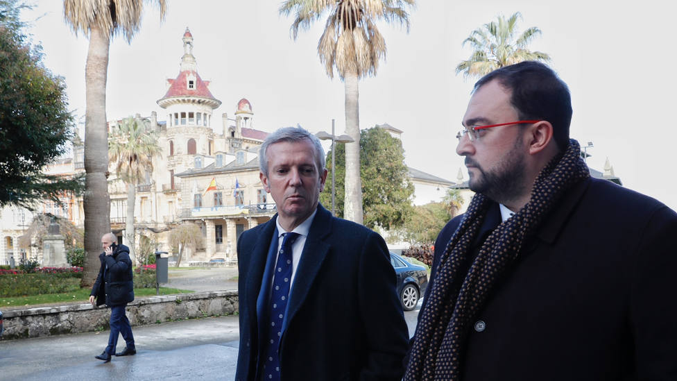 Alfonso Rueda y Adrián Barbón pasean por el casco histórico de Ribadeo