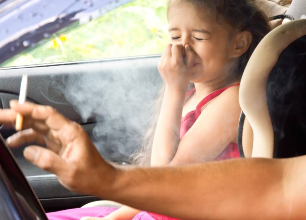 Ocho de cada diez personas, a favor de prohibir fumar en los coches con niños