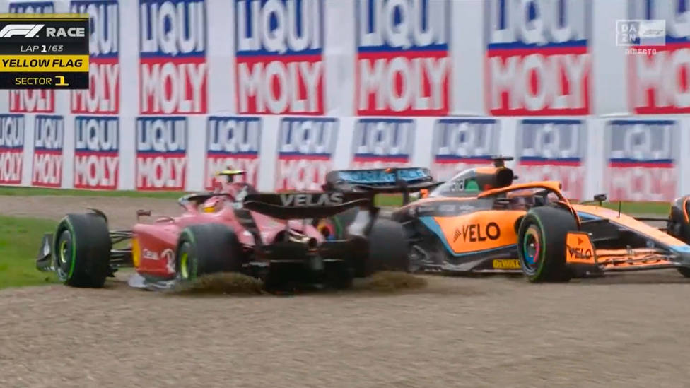 Toque entre Sainz y Ricciardo