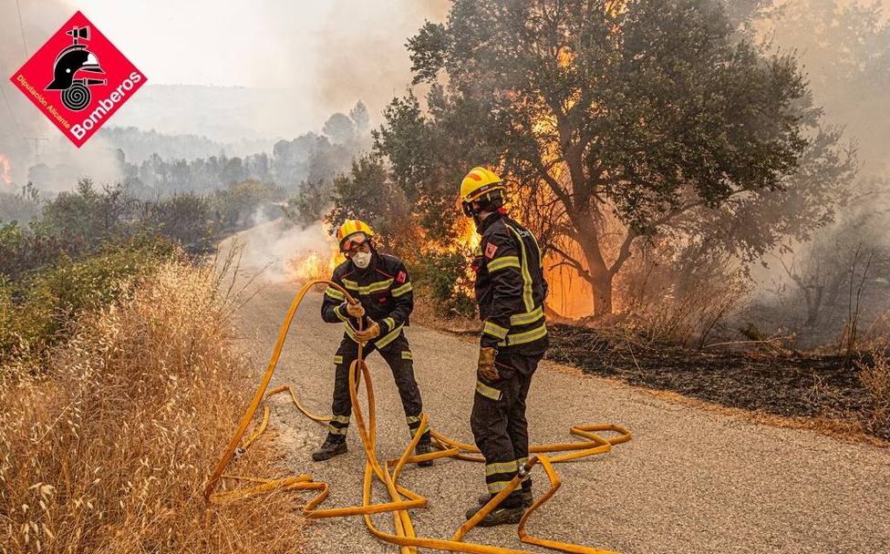 El fuego avanza sin control en Vall dEbo, Alicante, mientras mejora el incendio de Añón de Moncayo, Zaragoza