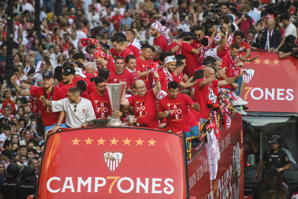 Los jugadores del Sevilla celebran la Europa League junto a su afición