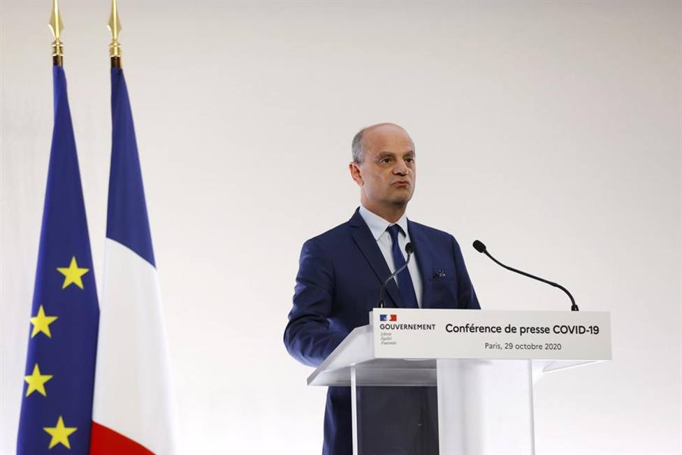 El ministro de Educación francés muestra su arrepentimiento por anunciar desde Ibiza el protocolo escolar