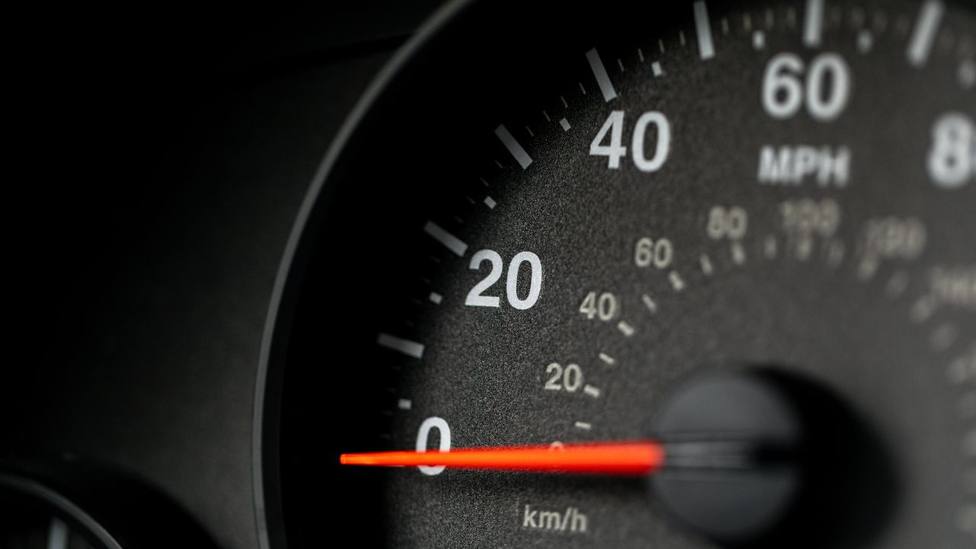El verdadero motivo por el que el velocímetro de tu coche no marca la velocidad real en carretera