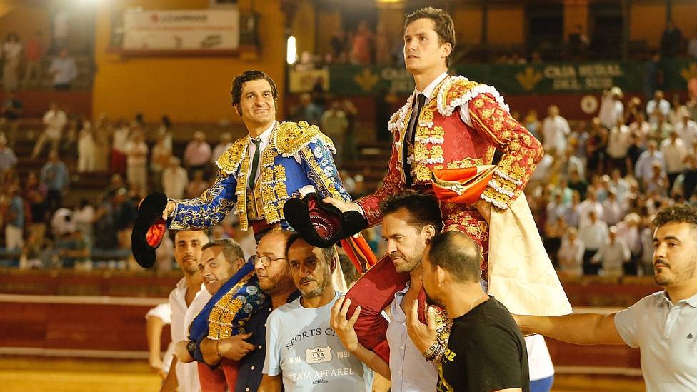 Morante de la Puebla y Daniel Luque en su salida a hombros este viernes en Huelva