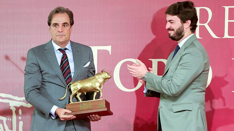 Francisco Galache recogiendo el Toro de Oro de manos de Juan García-Gallardo