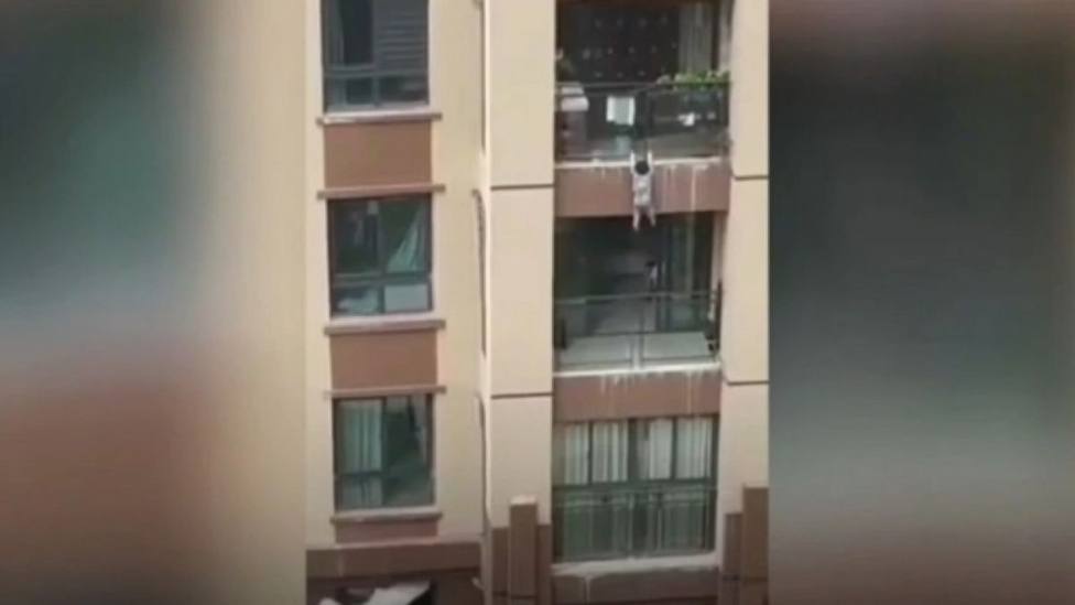El angustioso momento en que un niño de tres años cae de un sexto piso y los vecinos lo atrapan