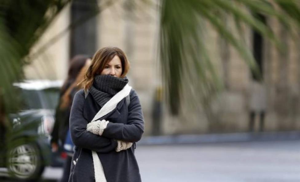 Una mujer abrigada por el frío. Foto: Agencia EFE
