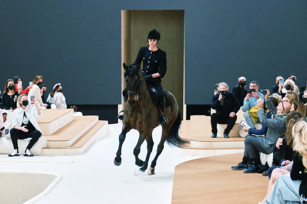 Espectáculo inédito de Carlota Casiraghi a caballo el desfile de Chanel