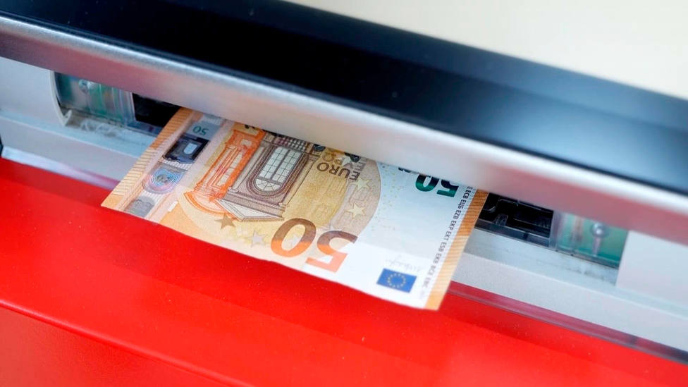 El Banco de España aconseja cómo sacar dinero del cajero de una forma segura: este es el método idóneo