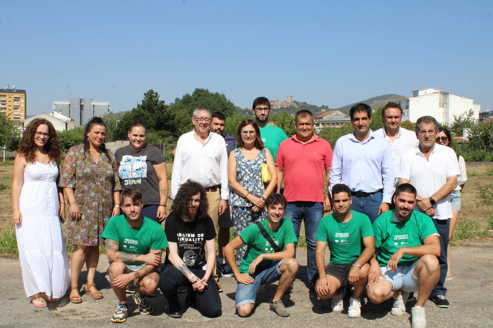 Alcaldes de la comarca de Monterrei y el delegado territorial posan con alumnos del Obradoiro