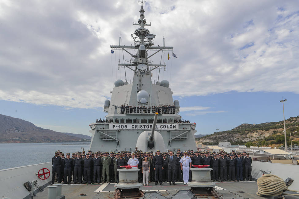 La dotación posa con la ministra de Defensa en la cubierta del buque - FOTO: Ministerio de Defensa