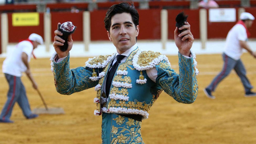 Álvaro Lorenzo con las dos orejas cortadas este jueves en la plaza de toros de Úbeda (Jaén)