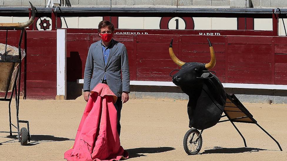 José Luis Martínez Almeida en el ruedo de la plaza de toros de Las Ventas
