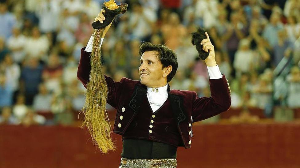 Diego Ventura con las dos orejas y el rabo cortados este domingo en Zaragoza