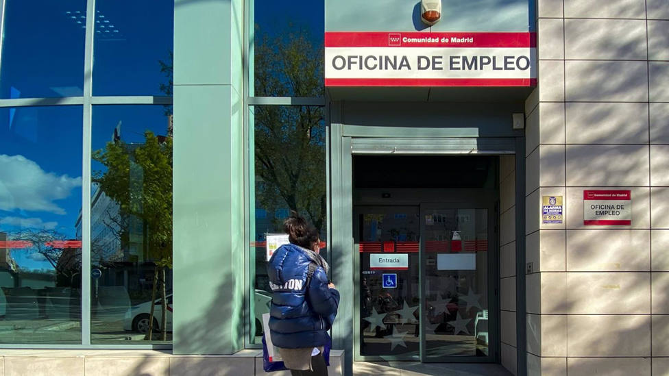 España crea 840.700 empleos en 2021 y la tasa de paro cae al 13,3%