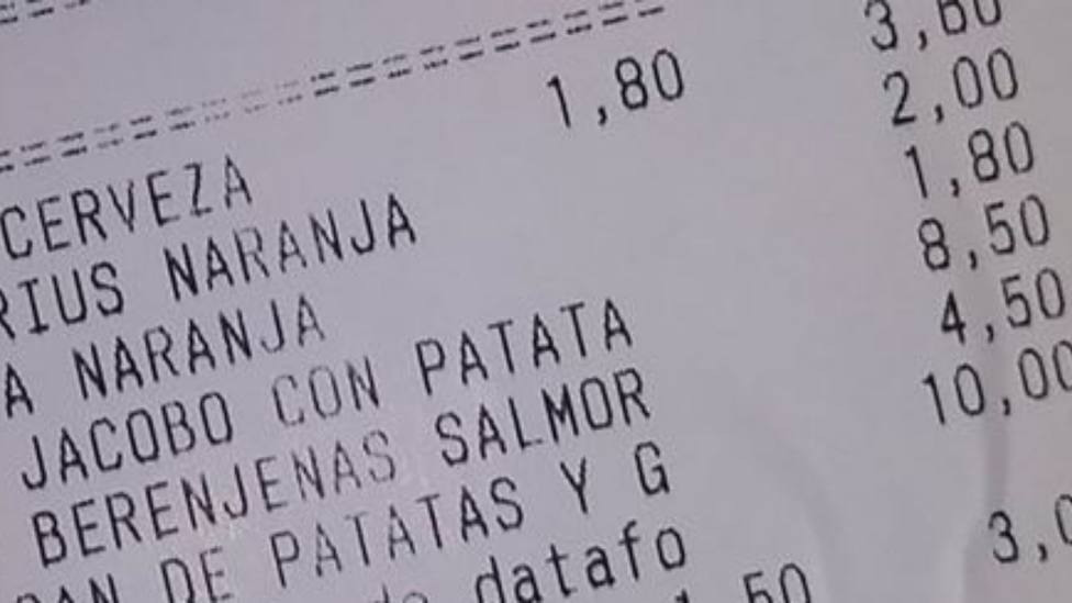 Un bar de Córdoba se hace viral en Twitter al colocar un comentario en un ticket y los usuarios no dan crédito