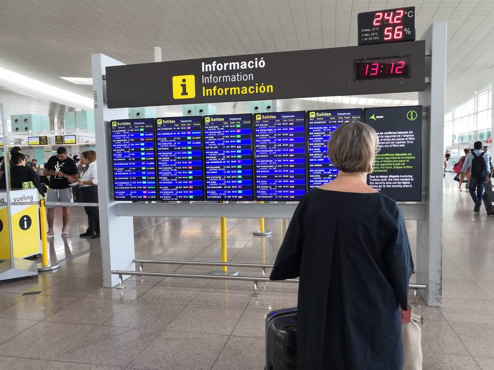 Resultado de imagen de Normalidad en el Aeropuerto de Barcelona con 1.000 vuelos programados este martes
