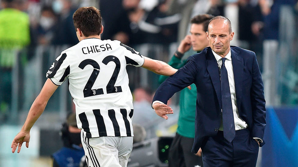 Chiesa celebra el gol marcado ante el Chelsea con su entrenador Allegri. EFE