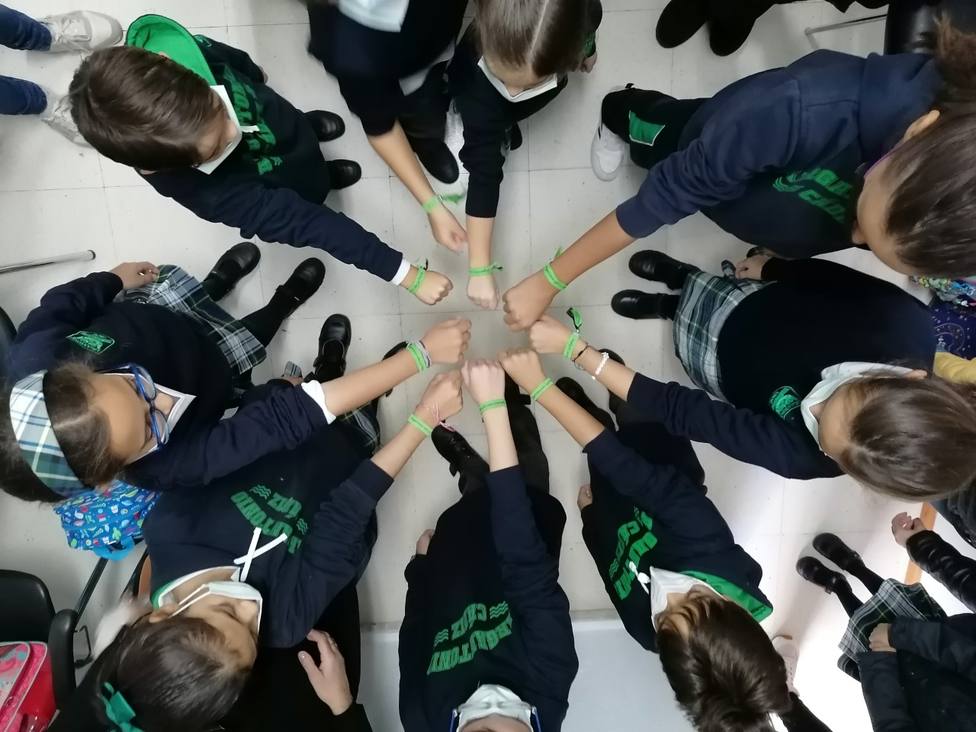 Alumnos del Colegio Argantonio de Cádiz muestran en sus muñecas las pulseras solidarias