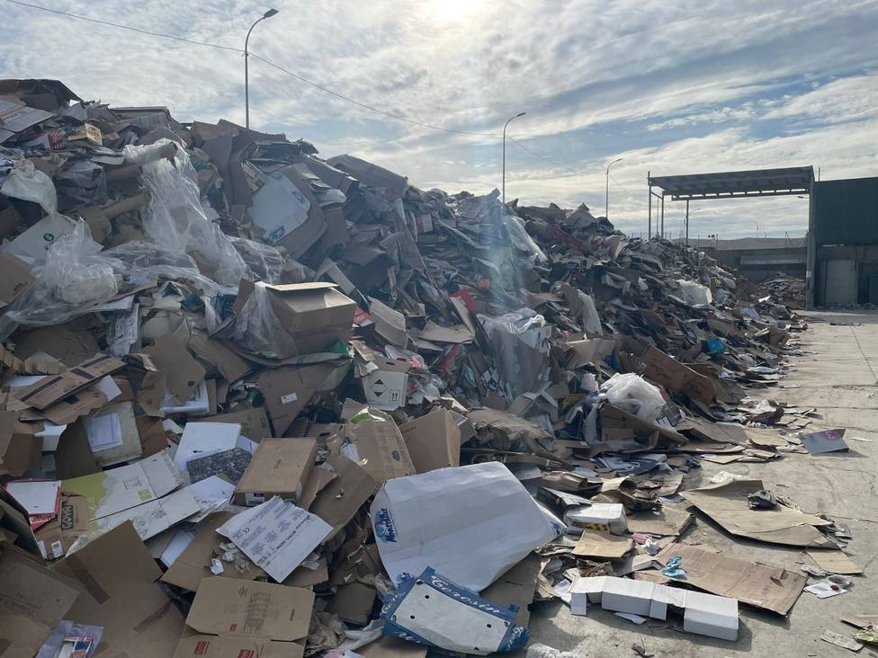 El PP denuncia que toneladas de basuras y enseres se acumulan en el Centro de Gestión de Residuos