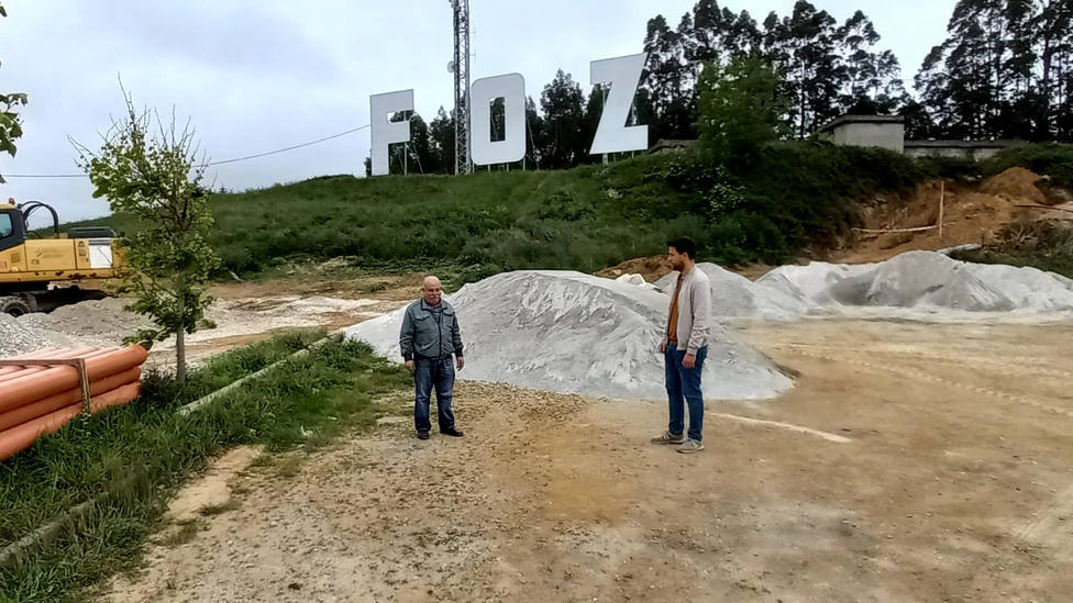 Fran Cajoto, alcalde de Foz, y el concejal Javier Fraga visitan las obras del aparcamiento del cementerio