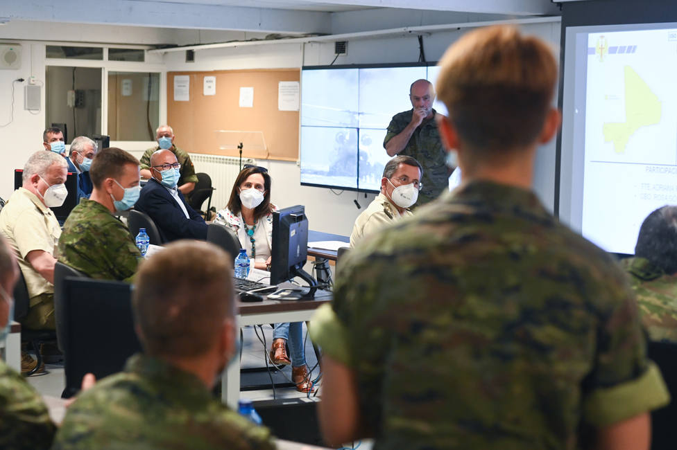 La ministra de Defensa visita el Cuartel General de la División San Marcial
