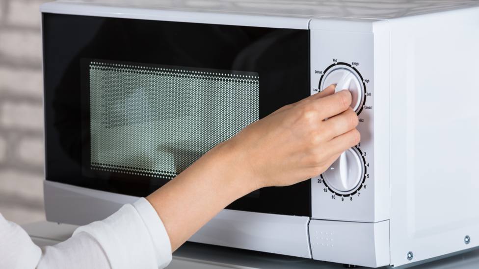 Di adiós a la suciedad de tu microondas: tres sencillos trucos para limpiarlo con productos que tienes en casa