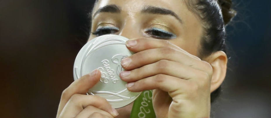 Alexandra Raisman (USA), besando la medalla de plata en los Juegos de Río. Reuters
