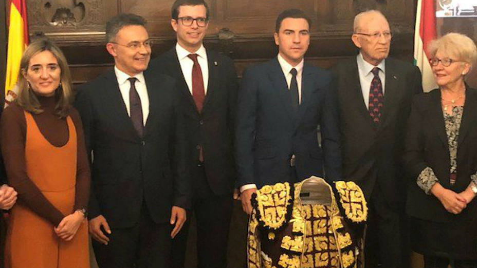Acto de entrega del Vestido de Luces Rioja y Oro al diestro Octavio Chacón