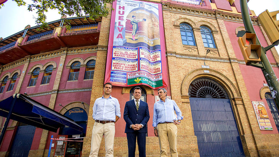 Santiago Arroyo, Emilio Ponce y Carlos Pereda, junto al cartel anunciador de las Colombinas 2019
