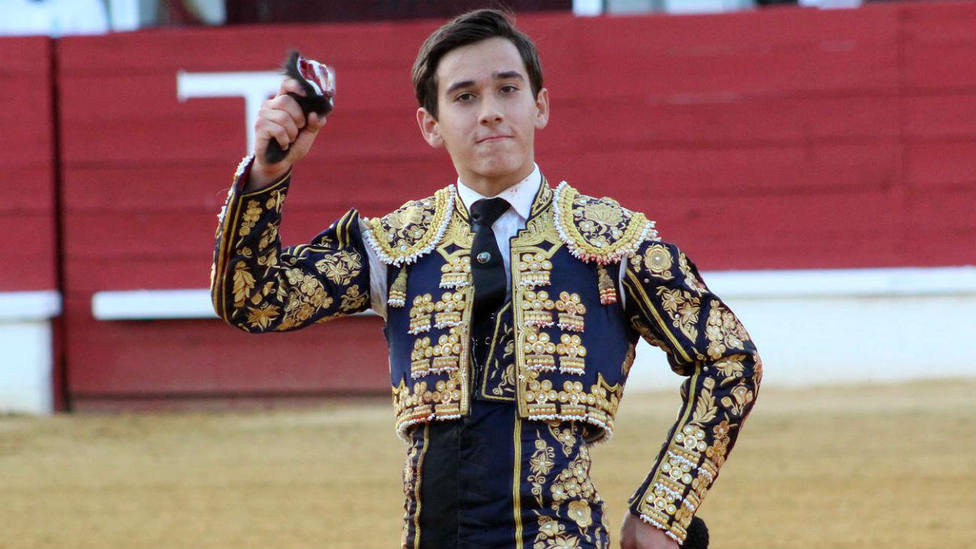 Ismael Martín, triunfador del Circuito de Castilla León, con una de las orejas cortadas en Medina del Campo