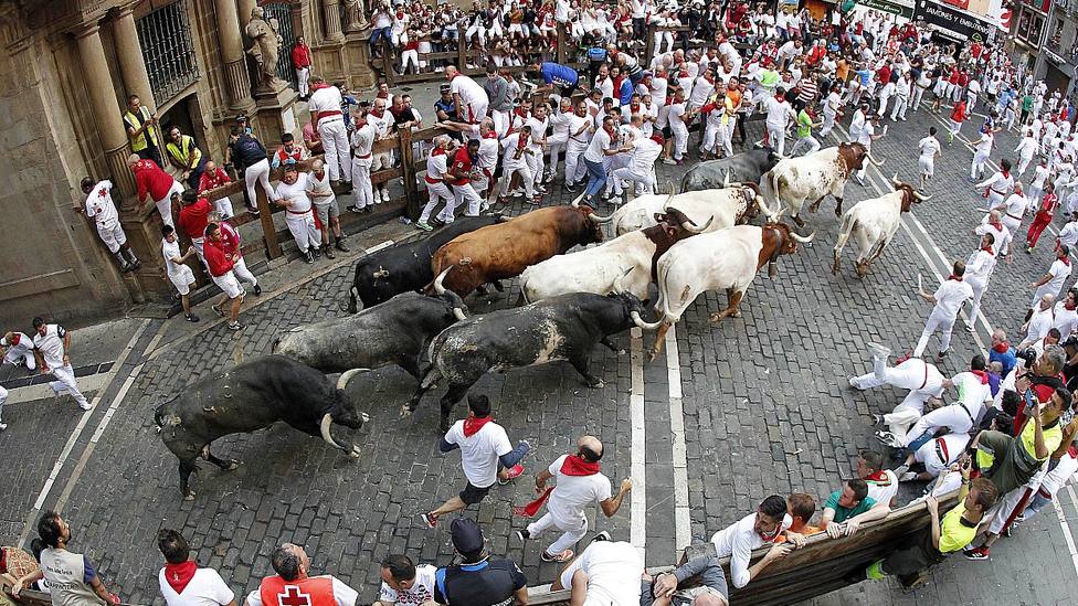 Encierro con los toros de Miura por las calles de Pamplona