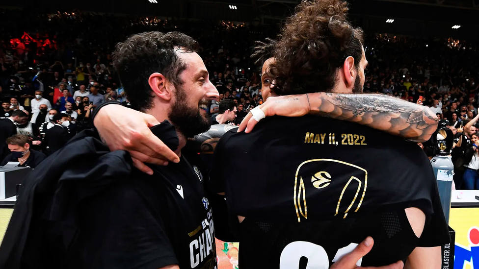 Jugadores de la Virtus se abrazan con camisetas especiales tras conquistar la Eurocup