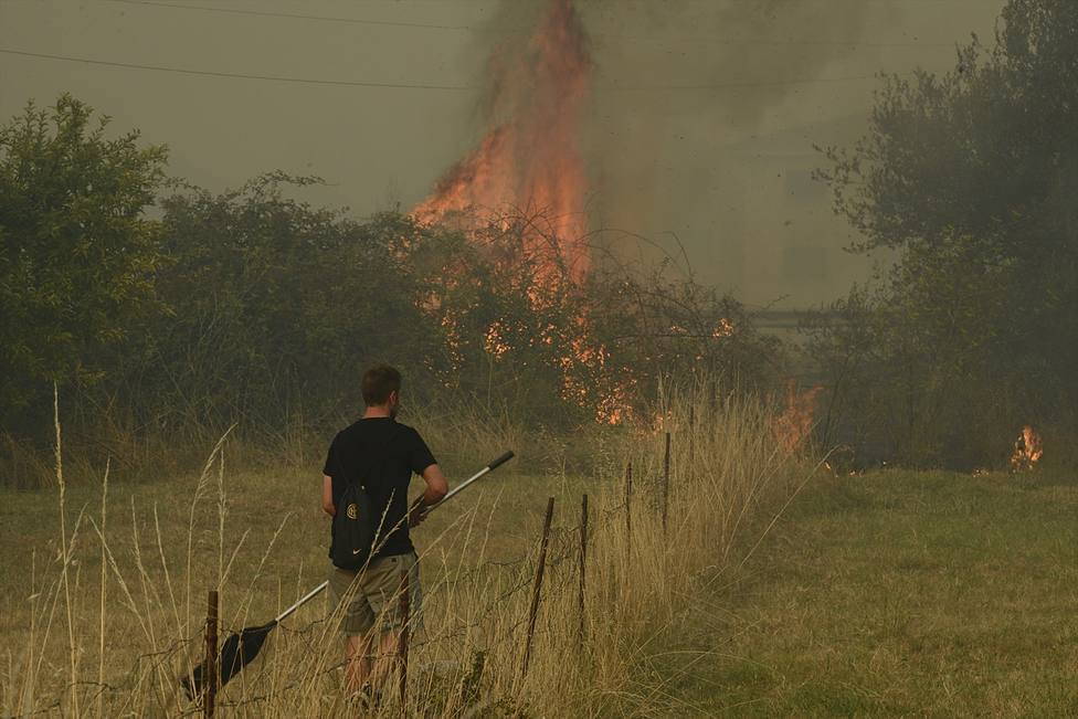 Suben a 600 las hectáreas quemadas en Verín, con fuego aún cerca de viviendas pero evolución favorable