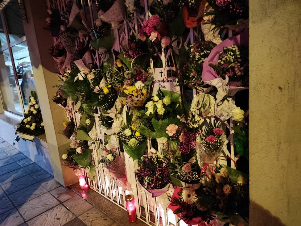Vecinos de Lugo siguieron colocando flores y velas en la puerta de la tienda de Cristina