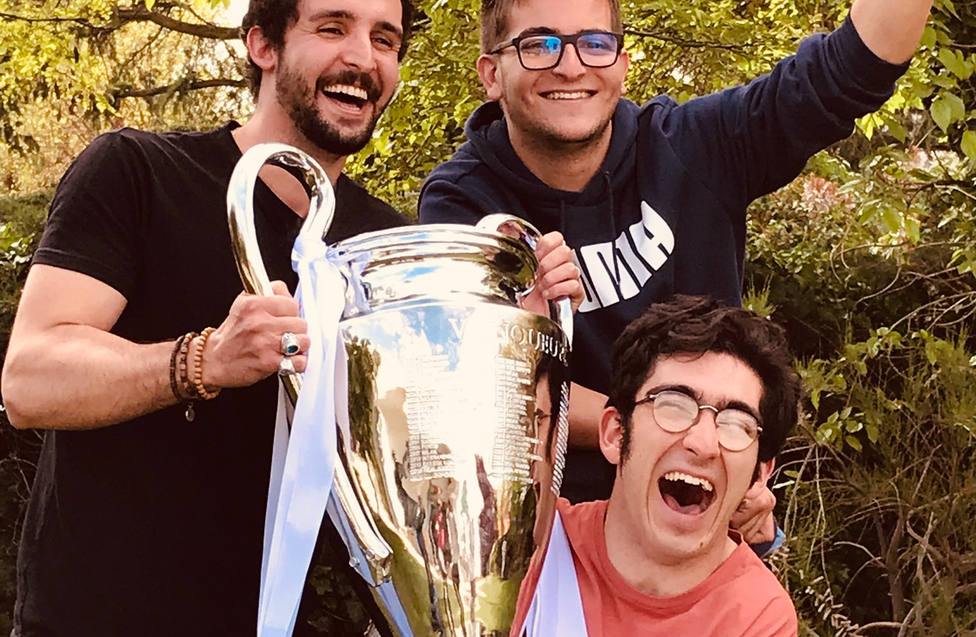 Nacho, acompañado del Mago Numis y de Javier Caireta, sosteniendo el trofeo de la Champions League